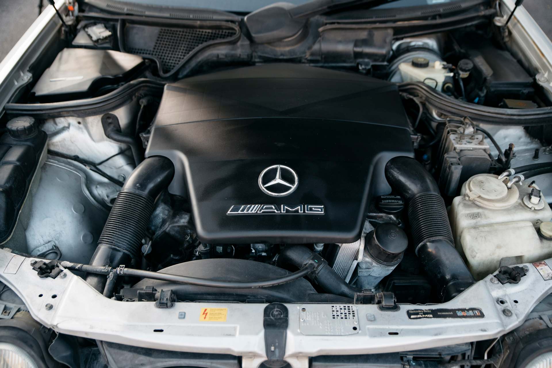 E55_interior_engine_11.jpg